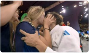 Alice Bellandi kissing fiancée Jasmine Martin