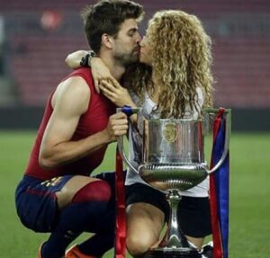 Shakira kissing Gerard Piqué (2015) picture: @shakiraandpique