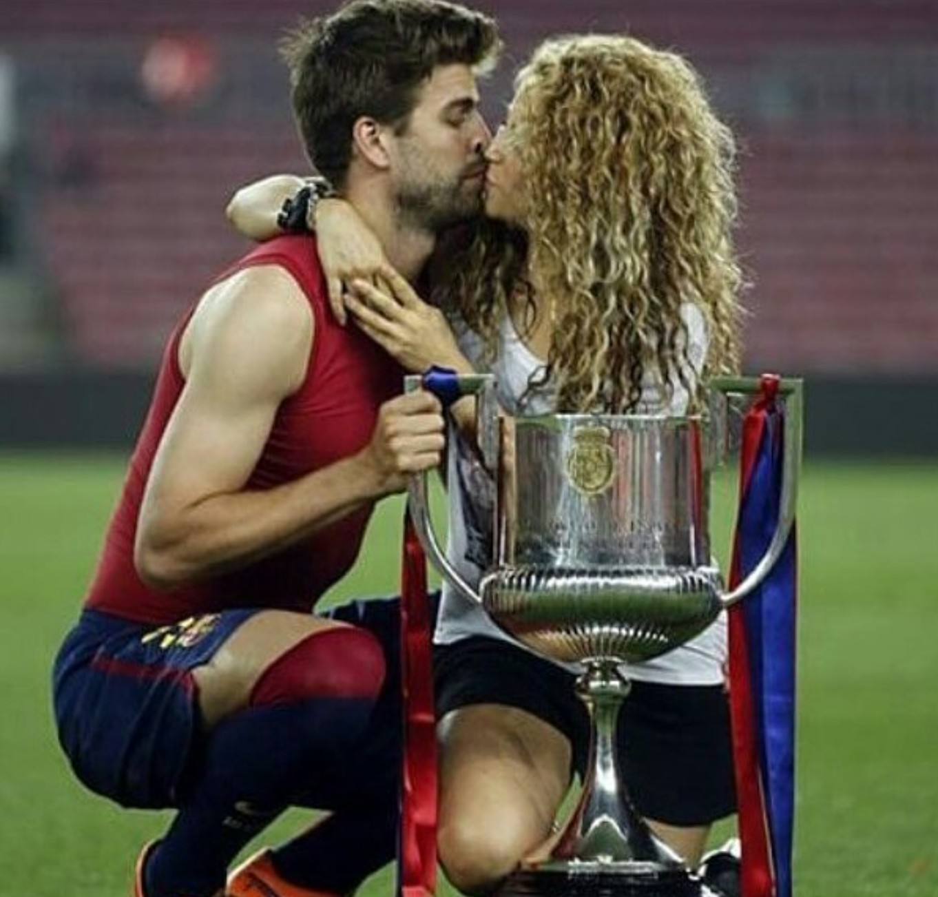 Shakira kissing Gerard Piqué (2015) picture: @shakiraandpique